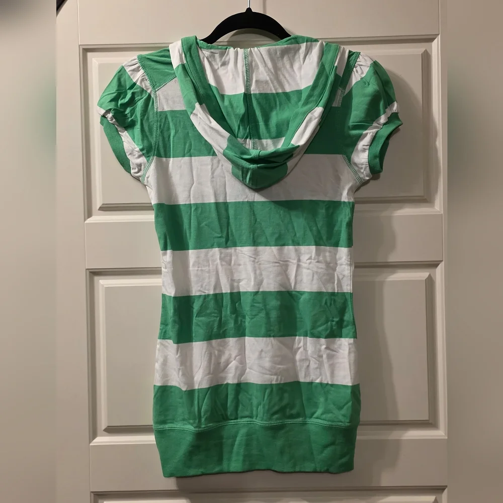 Juniors Short Sleeve Long Tee With Hood And Front Pocket - Picture 5 of 5